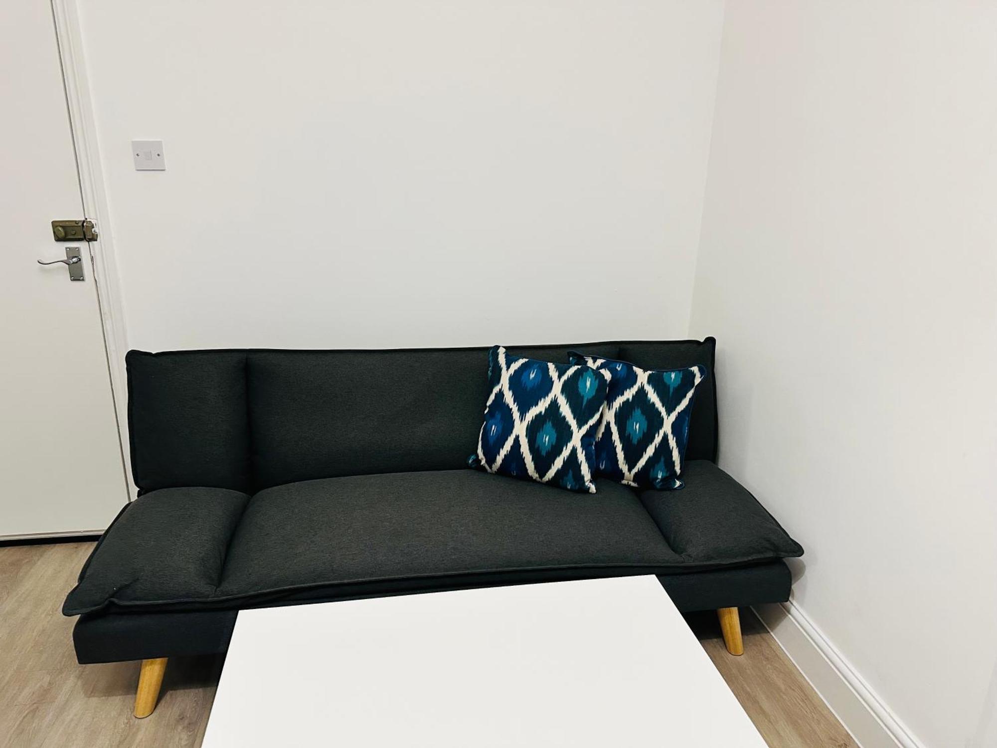 View Flat 2 Apartment *